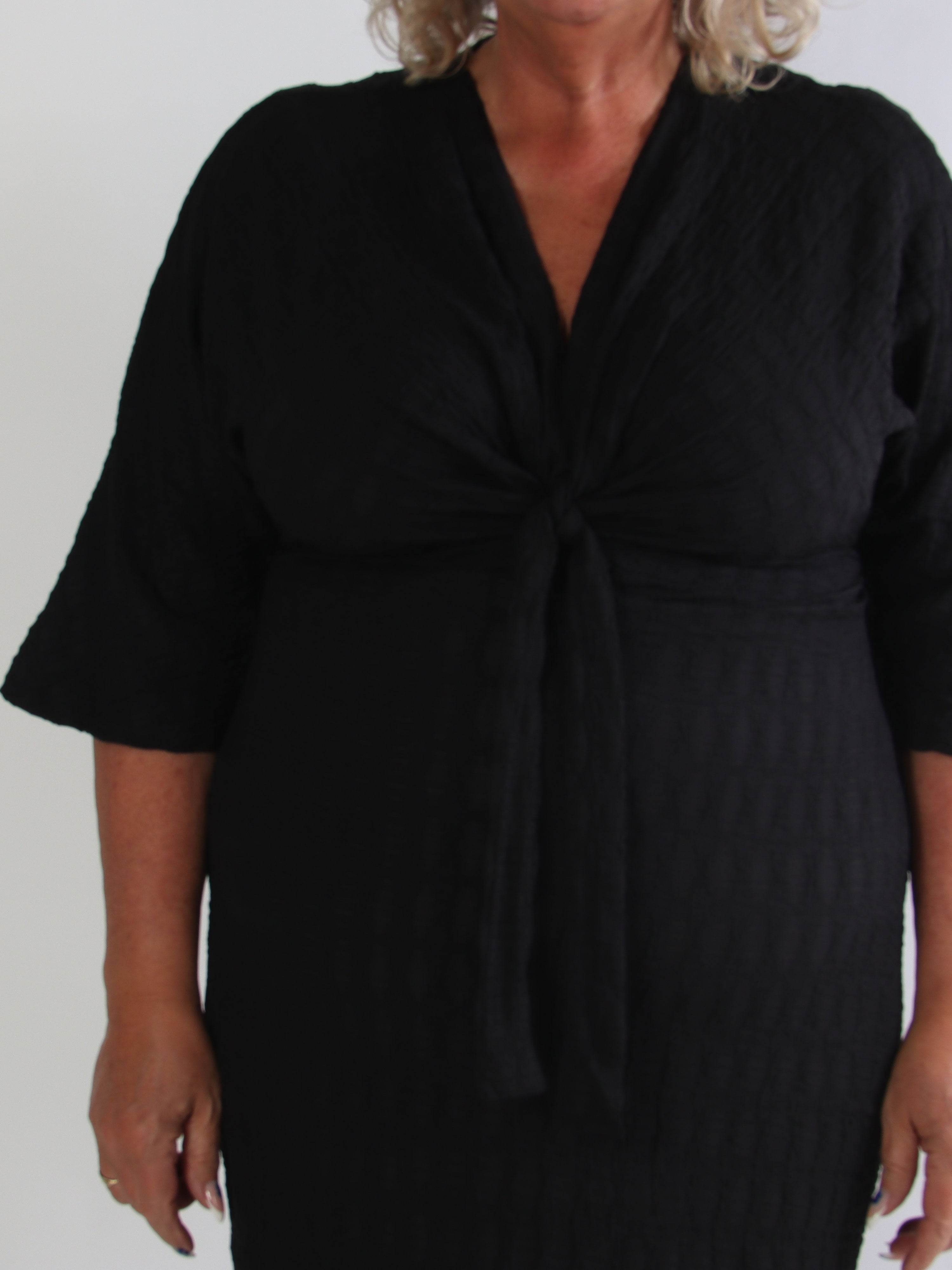 Selvina - Lang blød og elastisk plus size kjole med knudedetalje og bindebånd